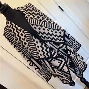 2sisters Chic Geometric Black and White Women's Poncho
